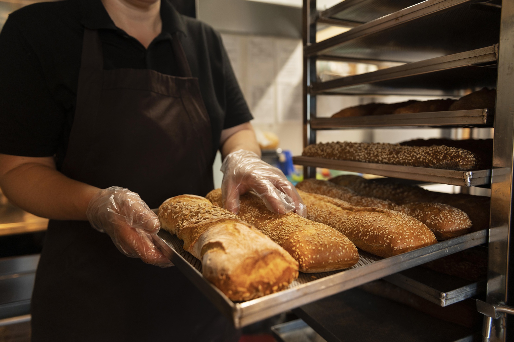Café cremoso servido com croissants