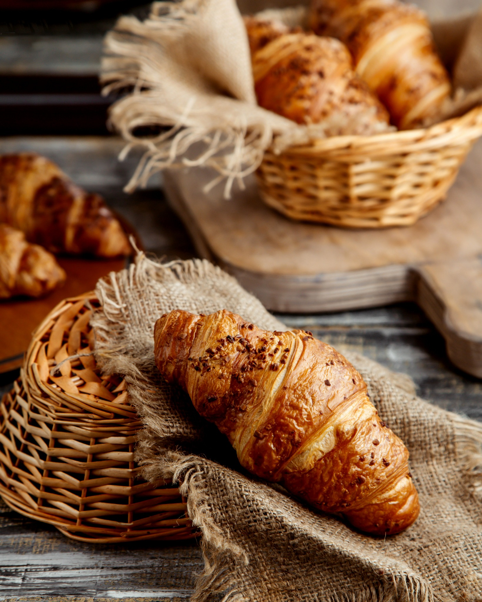 Croissant artesanal em uma cesta