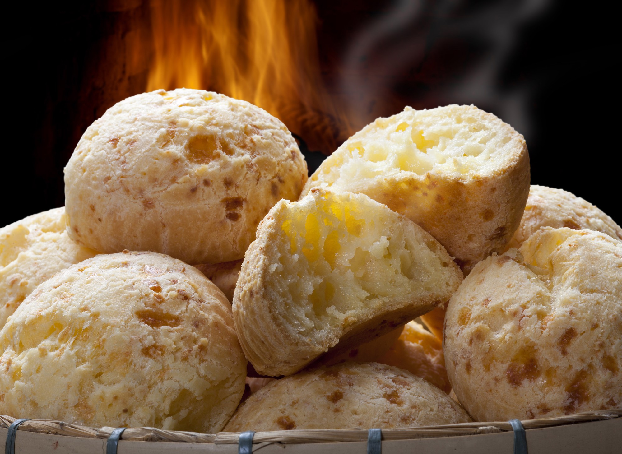 Pães de queijo dourados